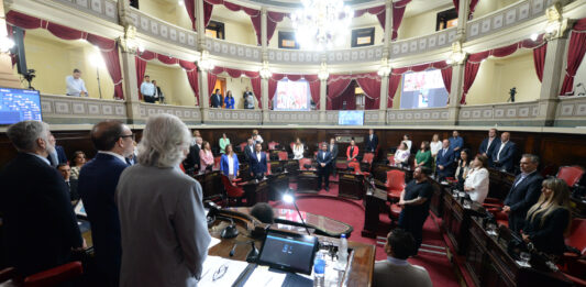 El Senado bonaerense para aprobar el pliego de Alberto Sileoni y para concederle la licencia a Florencia Saintout, que seguirá al frente del Instituto Cultural.