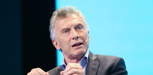 El expresidente Mauricio Macri desestimó este lunes la dolarización y sugirió que "si el Mercosur va en serio" debe tener "las mismas reglas y la misma moneda".