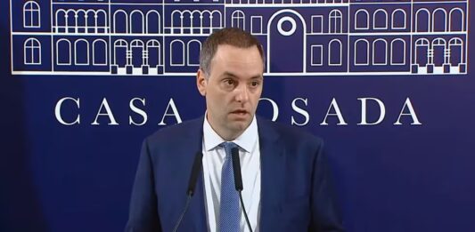 El Gobierno nacional se desentendió del aumento del dólar y presionó una vez más a la oposición para que apruebe la Ley Ómnibus en el Congreso.