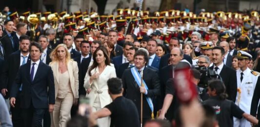 Javier Milei asumió formalmente el cargo de presidente, brindará un discurso en las escalinatas del Congreso Nacional y le tomará juramento a sus ministros.