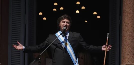 Milei oficializó con un DNU la salida de Pesce y la llegada del nuevo titular del Banco Central.