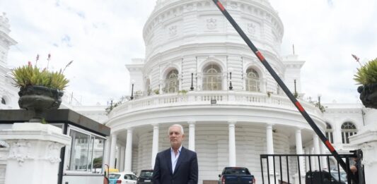 El intendente electo de La Plata, Julio Alak, a horas de tomar las riendas del Municipio, felicitó a los nuevos consejos escolares.
