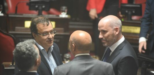 Después de formalizar la fractura del bloque de Juntos, en espejo con lo que ocurrió en Diputados, senadores bonaerenses del PRO, la UCR y de Monzó, analizan los desafíos que plantea convivir en un interbloque. El mano a mano con Diputados Bonaerenses.