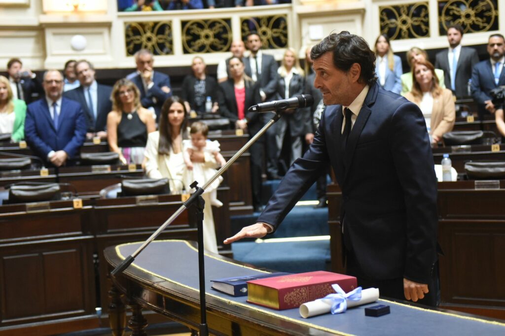 “Por el pueblo de la provincia, por la Cuarta sección electoral, por mi familia, por los que se fueron, por los que están y por los que vendrán”, Fernando Rovello. 