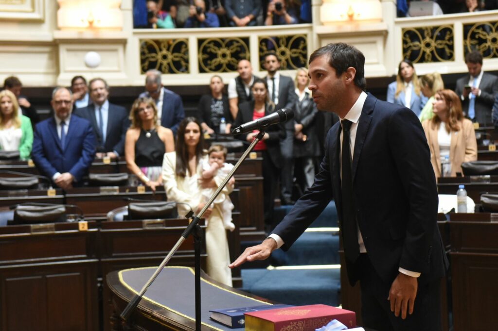 “Por los 40 años de democracia, sí juro”, Valentín Miranda. 