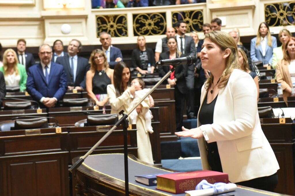 "Por la militancia que no traiciona, y por nuestros heroes de Malvinas, Si juro", Micaela Edith Olivetto. 