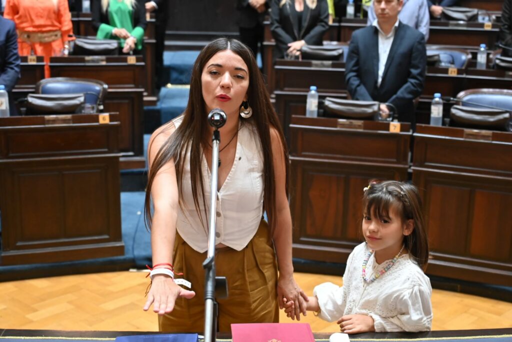 “Por una patria más justa, libre, soberana y feminista. Por Néstor, por Evita, por el pueblo de Moreno, y por mis compañeros y compañeras del Movimiento Evita, sí juro”, María Noelia Saavedra. 