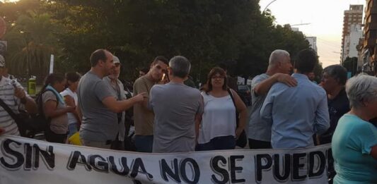 Un grupo de vecinos de La Plata reclaman que Diputados bonaerenses los reciban por la falta de agua en los barrios.