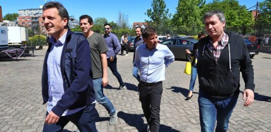 Los dirigentes peronistas Axel Kicillof, Sergio Massa y Máximo Kirchner se reúnen este lunes para definir las autoridades de la Legislatura bonaerense.