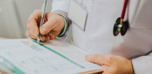 Conocé cuánto debería bajar la cuota de mayo de las empresas de medicina prepaga, luego de que el Gobierno nacional ordenara retrotraer los precios a diciembre.