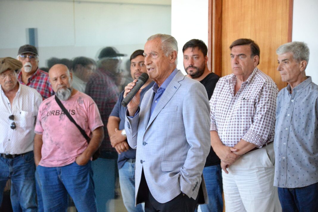 El intendente del Partido de La Costa, Juan de Jesús, anunció un aumento del 25% para los trabajadores estatales del municipio.