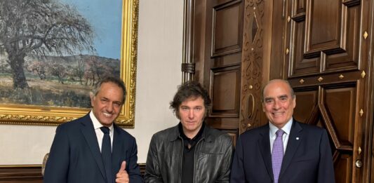 El exgobernador bonaerense y actual embajador en Brasil, Daniel Scioli, fue oficializado como nuevo titular de las secretarías de Turismo, Deportes y Ambiente.