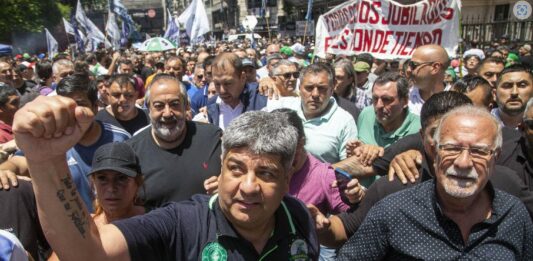 En la antesala al paro general y en medio de la votación particular de la Ley Bases, la CGT marcha este miércoles bajo la consigna “La Patria no se vende”.