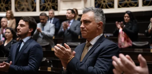 Dirigentes, coordinadores y legisladores bajo la conducción de Sebastián Pareja salieron a reclamarles a los diputados que aprueben la ley ómnibus.