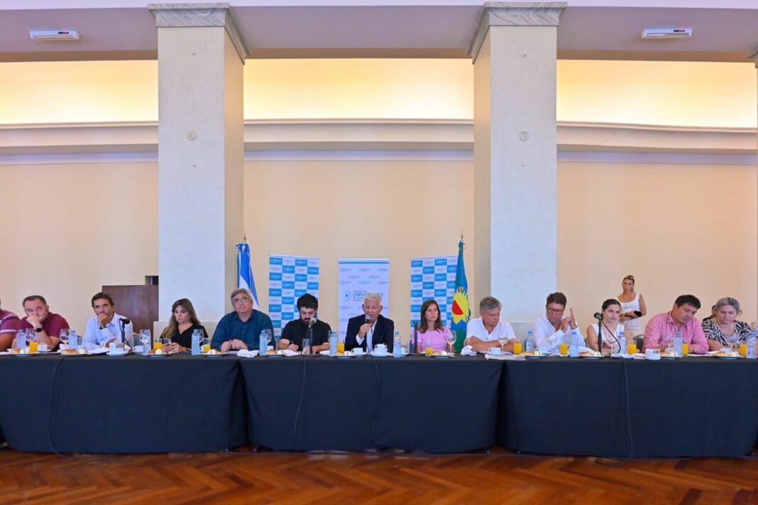 Legisladores bonaerenses viajaron a Mar del Plata para encabezar un encuentro en rechazo la ley ómnibus por los cambios en el sector pesquero.
