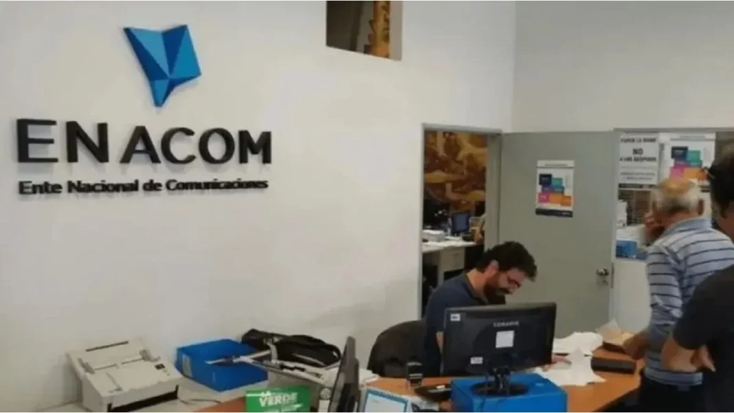 El Gobierno nacional ordenó la intervención del Enacom con casi la misma estructura del macrismo que cumplió la misma tarea en la gestión de Cambiemos.