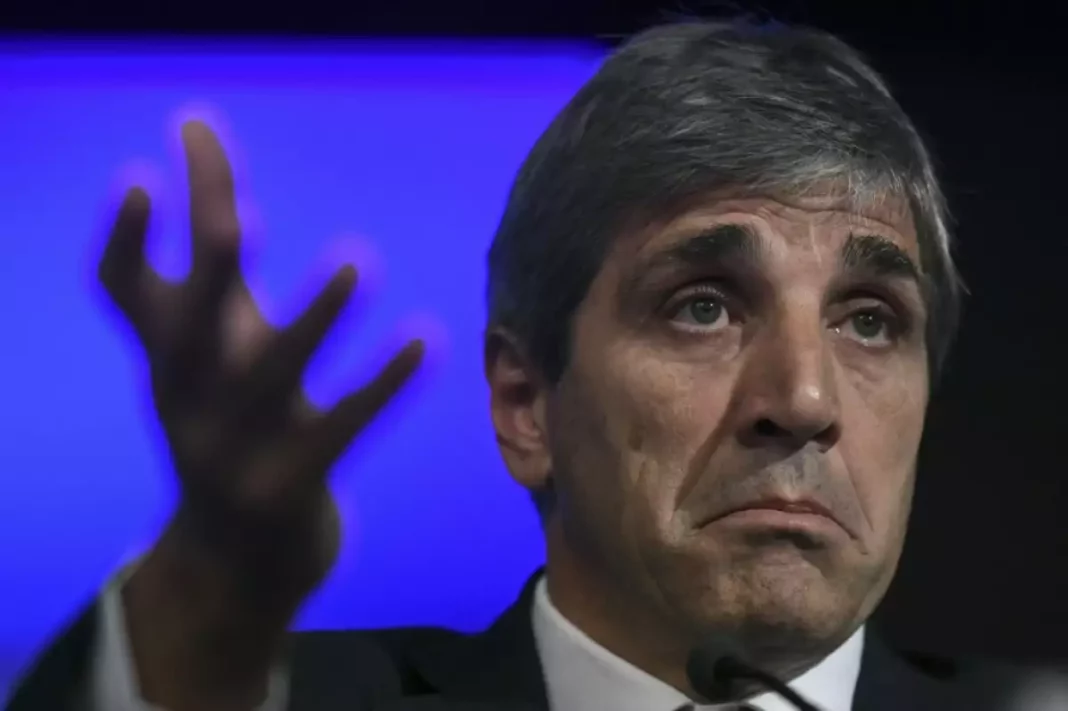 El ministro de Economía, Luis Caputo, les advirtió a los Gobernadores provinciales que peligran sus recursos si no aprueban la ley ómnibus.
