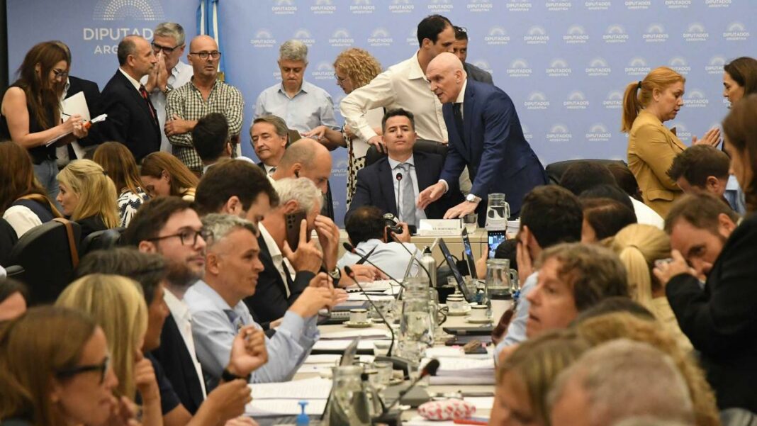 El Gobierno consiguió el dictamen para la Ley Ómnibus en el plenario de comisiones.