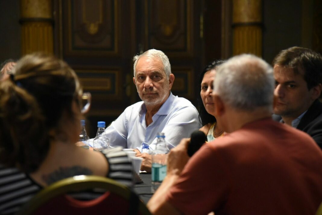 El intendente de La Plata, Julio Alak, se reunió con más de 30 movimientos populares de la región para escuchar sus demandas y elaborar un plan de trabajo.