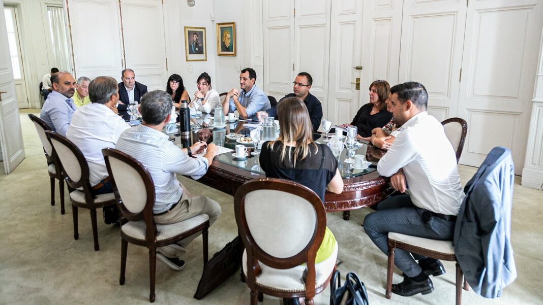 Los secretarios de Hacienda de ocho municipios bonaerenses se reunieron para “articular estrategias en conjunto” para paliar el ajuste de Milei.