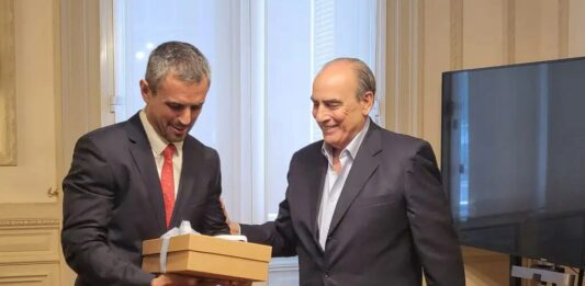 El ministro del Interior, Guillermo Francos, se reúne con los bloques opositores para comunicarles los cambios en la ley ómnibus.