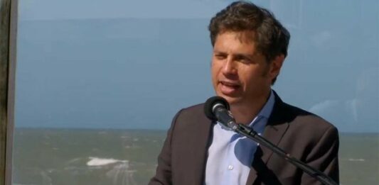 El gobernador bonaerense, Axel Kicillof, esquivó la pelea con el presidente, Javier Milei, quien lo busca para seguir polarizando con el kirchnerismo.