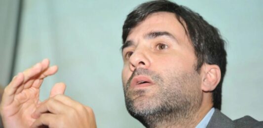 El intendente de Castelli, Francisco Echarren, tuvo un mano a mano con Diputados Bonaerenses y rechazó las medidas de Milei.