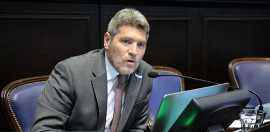 El diputado presidente del bloque Libre, Guillermo Castello, reflotó un proyecto que elimina la obligatoriedad de IOMA para los estatales bonaerenses.