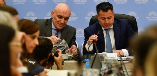 El Gobierno de Milei tironea a la UCR y cede cambios para que avance su ley ómnibus, en medio de las críticas de otros sectores opositores. Sigue el debate en Diputados y el oficialismo le pone fecha a su tratamiento.