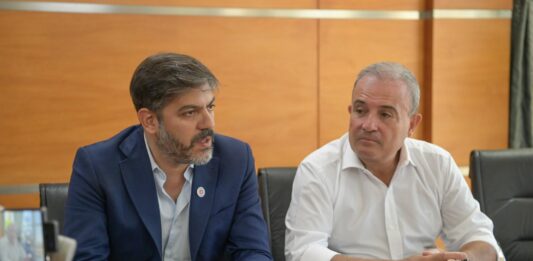 Por la falta de diálogo con Javier Milei, el gobernador bonaerense, Axel Kicillof, explora acuerdos con otras provincias que permitan autonomía del Gobierno nacional.