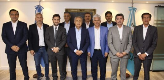 Los gobernadores de Juntos se reunieron junto a los diputados para marcar límites en la negociación con el Gobierno por la Ley Ómnibus.