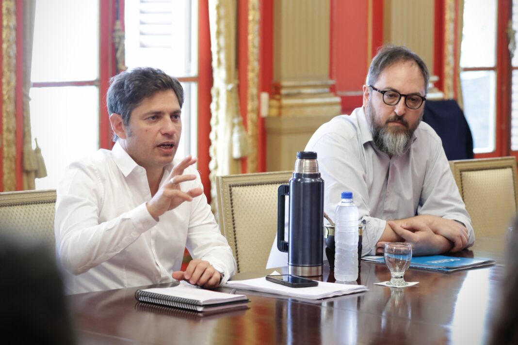 El gobernador Axel Kicillof se reunió con pymes elaboradoras de biocombustibles y el sector farmacéutico para analizar la Ley Ómnibus y el DNU.