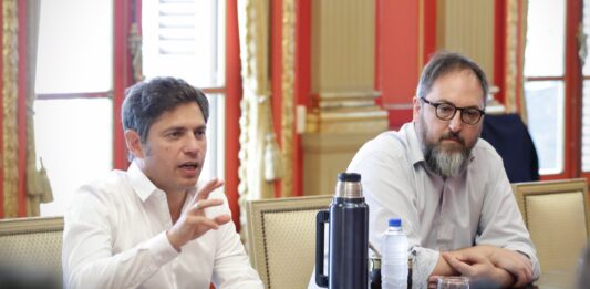 El gobernador Axel Kicillof se reunió con pymes elaboradoras de biocombustibles y el sector farmacéutico para analizar la Ley Ómnibus y el DNU.