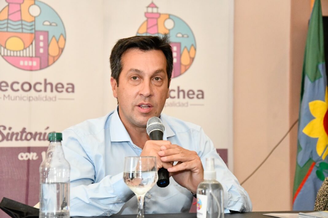 El intendente de Necochea, Arturo Rojas, informó que aplicará el Plan de Austeridad 2024 en el que se destaca la reducción de su sueldo al 50%.