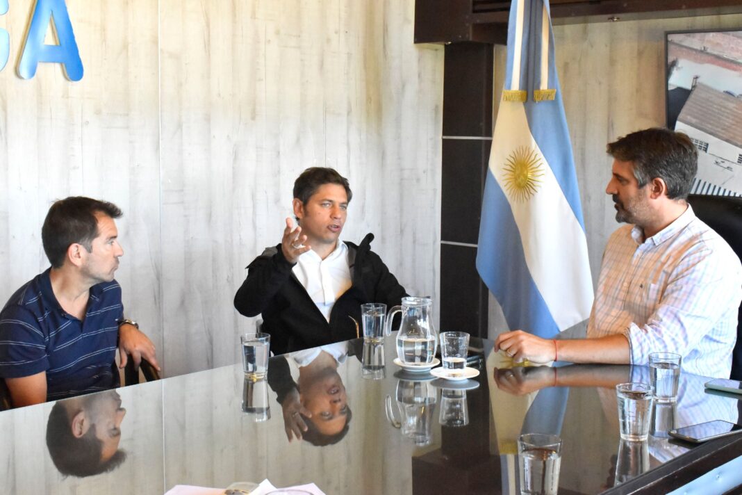 Tras el feroz temporal en Miramar, que se cobró dos víctimas, el gobernador bonaerense, Axel Kicillof, viajó hasta la localidad y se reunió con el intendente, Sebastián Ianantuony.