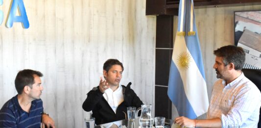 Tras el feroz temporal en Miramar, que se cobró dos víctimas, el gobernador bonaerense, Axel Kicillof, viajó hasta la localidad y se reunió con el intendente, Sebastián Ianantuony.