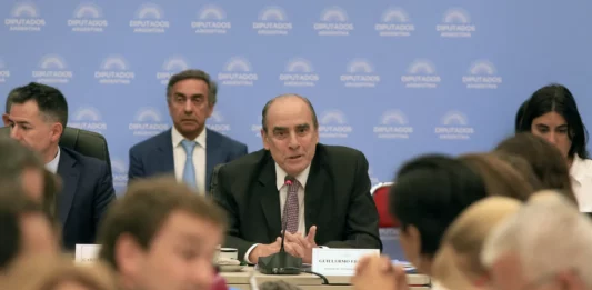 Un representante del Gobierno nacional admitió que la Ley Ómnibus llegó al Congreso con errores.