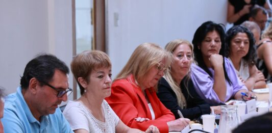 Los docentes bonaerenses aceptaron este martes la oferta paritaria del Ejecutivo provincial, a cargo de Axel Kicillof, y tendrán un aumento salarial del 20%.