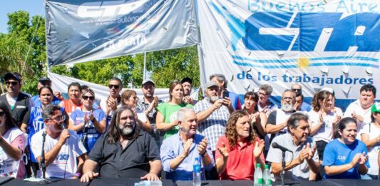 El intendente de La Plata, Julio Alak, participó de la Mesa Multisectorial y criticó las consecuencias que el DNU de Milei traería a la capital bonaerense.