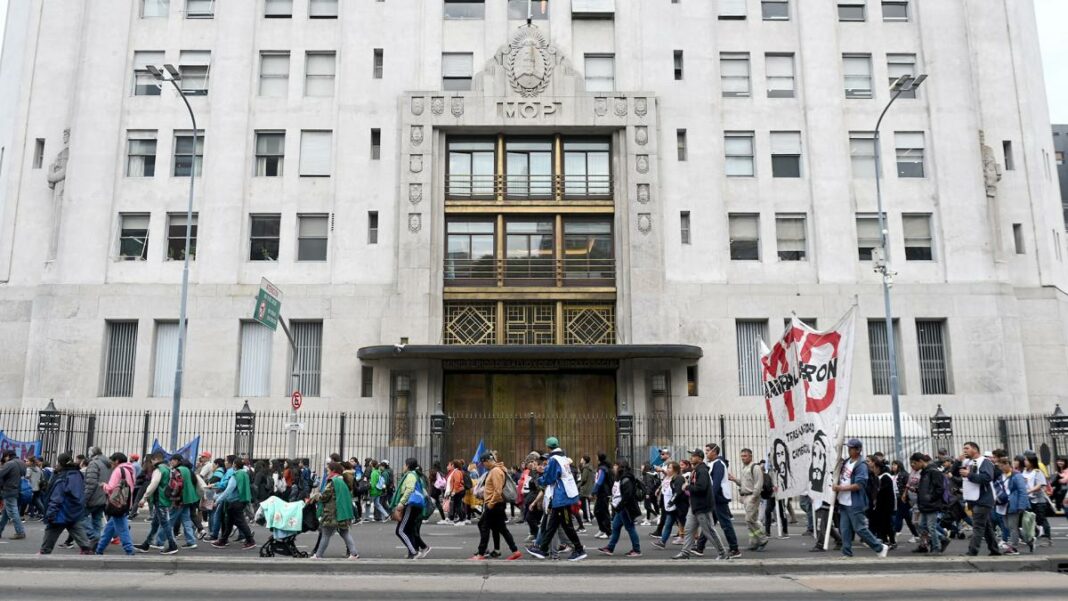 El Gobierno habría tomado la decisión de pedirle a la Justicia los datos de 160 mil programas Potenciar Trabajo que son cobrados por “planeros vip” que viajaron al exterior y cuestan unos $10.554 millones mensuales.