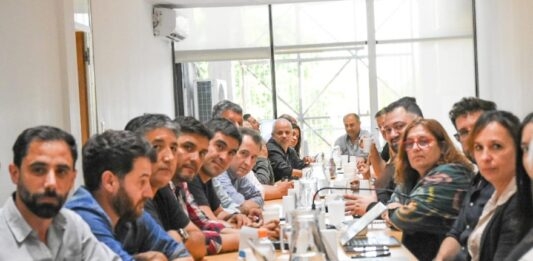 Por decreto, el Gobierno de la provincia de Buenos Aires estableció un aumento salarial para los estatales bonaerenses.