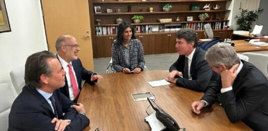La comitiva del FMI mantuvo las primeras conversaciones con el equipo técnico del Gobierno nacional. La reunión con Caputo se daría el martes.