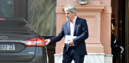 El ministro de Economía, Luis Caputo, analiza implementar un megacanje por USD 71.000 para la deuda en pesos del Tesoro.