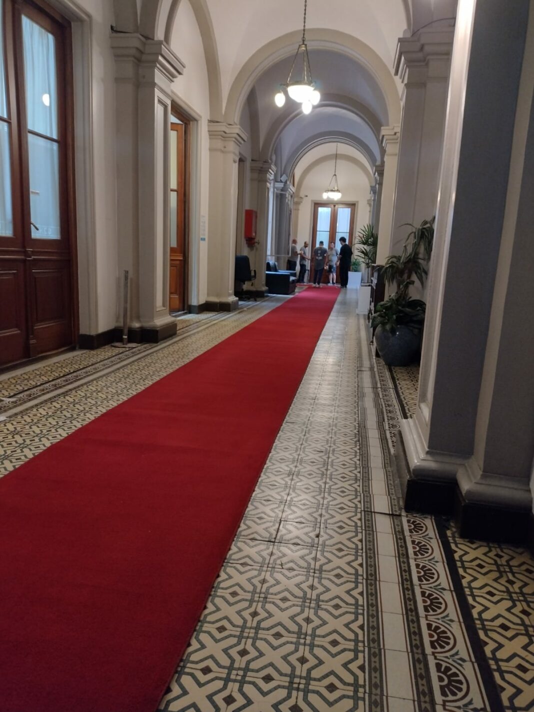 En la Legislatura bonaerense, la Asamblea Legislativa se iniciará este viernes, pero pedirá un cuarto intermedio hasta el lunes, cuando hablará Axel Kicillof. Los preparativos, detalles y quejas opositoras.
