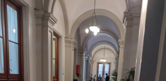 En la Legislatura bonaerense, la Asamblea Legislativa se iniciará este viernes, pero pedirá un cuarto intermedio hasta el lunes, cuando hablará Axel Kicillof. Los preparativos, detalles y quejas opositoras.