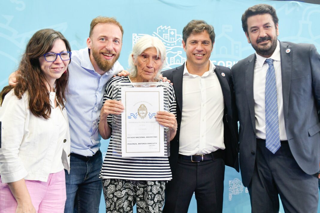 En el marco del programa “Mi Escritura, Mi Casa”, el gobernador Axel Kicillof, entregó 272 títulos de propiedad e insistió en que el recorte de fondos de Javier Milei es “por venganza”.