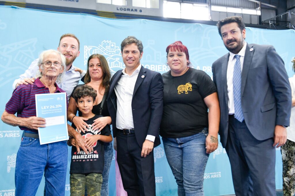 El gobernador bonaerense, Axel Kicillof, entregó en Lomas de Zamora 270 títulos de propiedad.