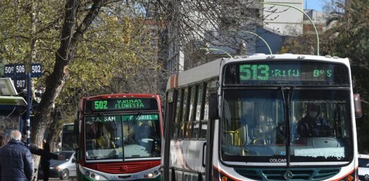 En un nuevo golpe al bolsillo de los argentinos, este martes 1° de abril, vuelve aumentar el boleto de colectivo, el mínimo quedará en $425.