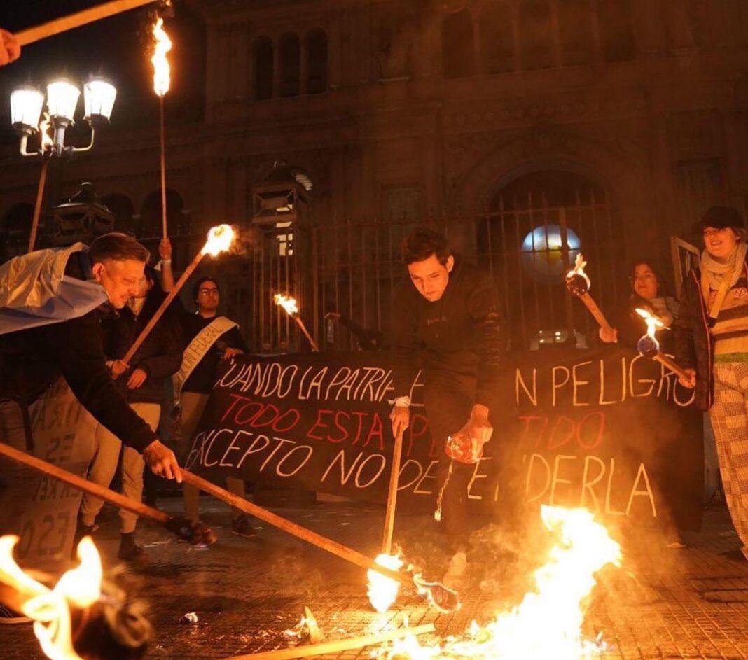 Los miembros de Revolución Federal estarán vigilados con tobilleras electrónicas. Los abogados de Cristina Kirchner insistieron con indagar a los Caputo.