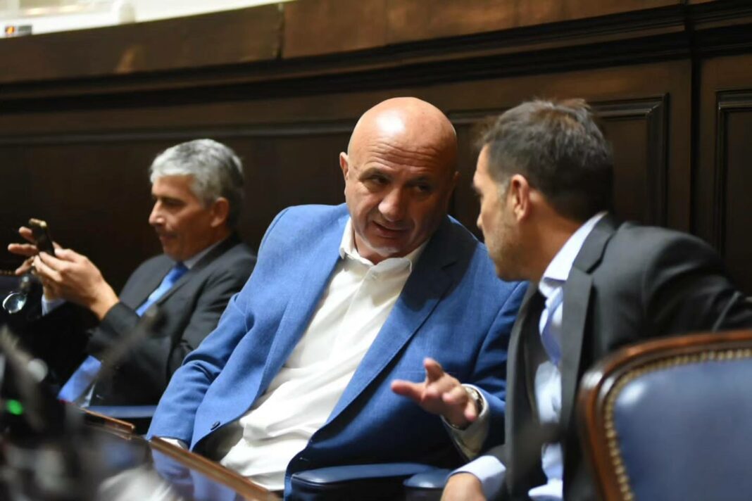 El diputado del FR, Nicolás Russo, criticó la quita de fondos de Milei, respaldó a Kicillof y envió un mensaje de unidad a UxP. Además, no le esquivó al desplante de la Legislatura bonaerense.